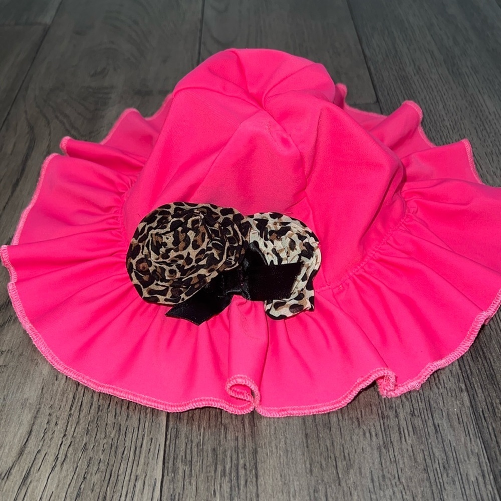 Baby swim hat with leopard like flowers and ruffle trim